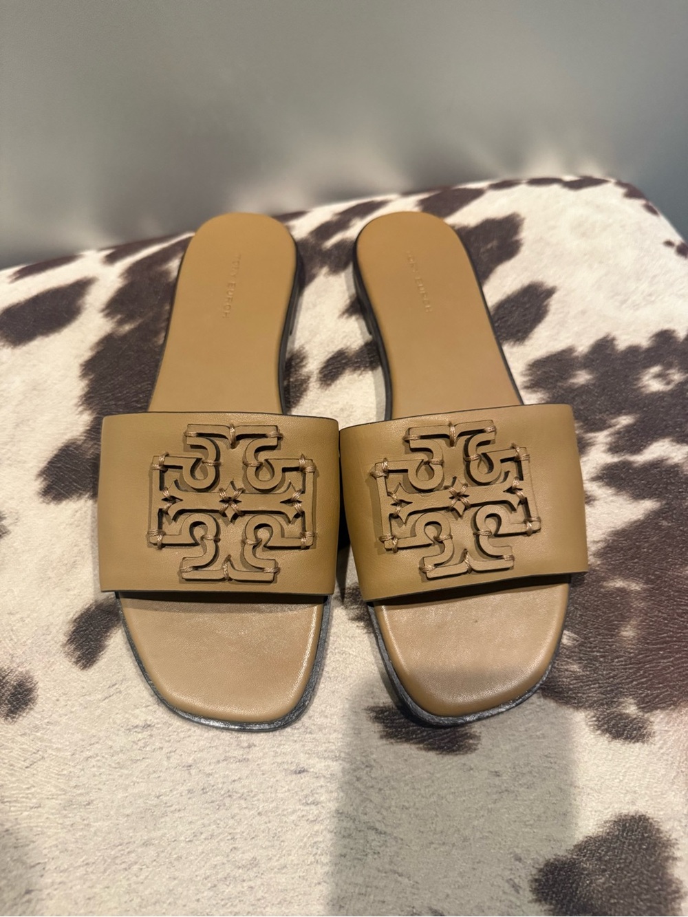 Tory Burch Leather Logo Slide Sandals in Camel